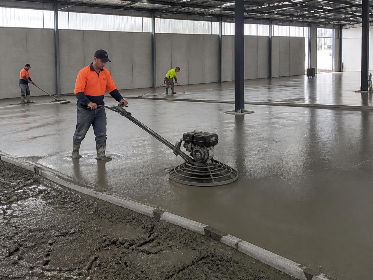 Acabamento de piso de concreto com acabadora mecânica